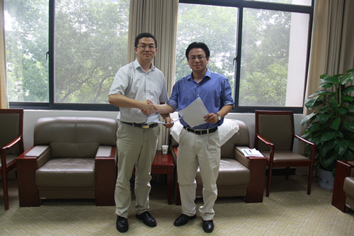 武汉新航道校长李俊杰与华中师范大学外事处处长柯常青签署协议