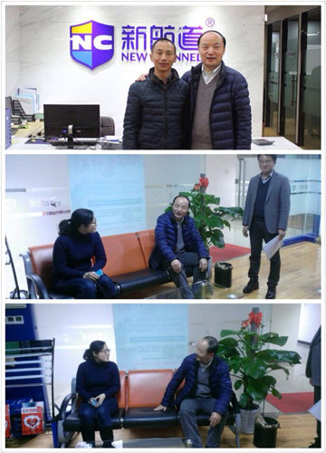 胡老师与学生亲切交谈,家长主动要求合影