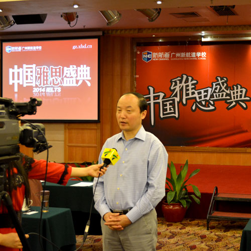 广东电视台记者现场采访“中国雅思之父”胡敏教授