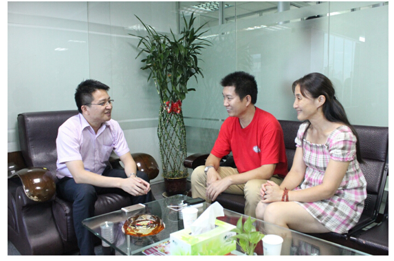 校长刘威在办公室接待蔡根之夫妇