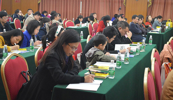 家长学生们认真做着笔记