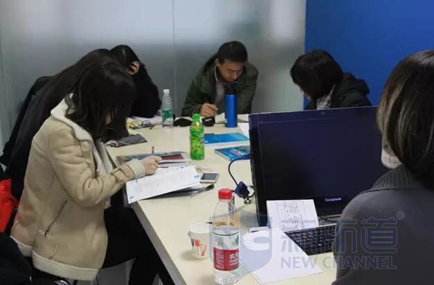 【精品小班教室】教室展示同学在一起讨论学习