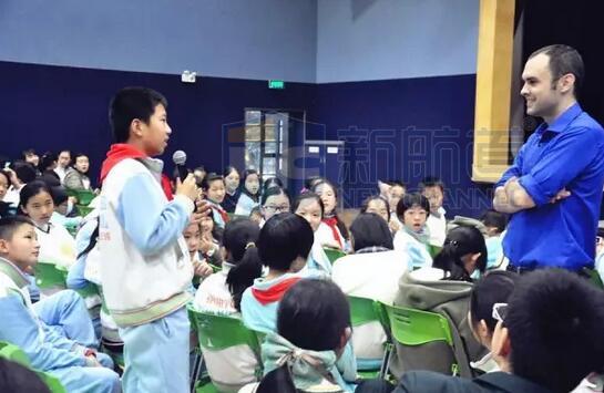 王渊源老师与学生交流