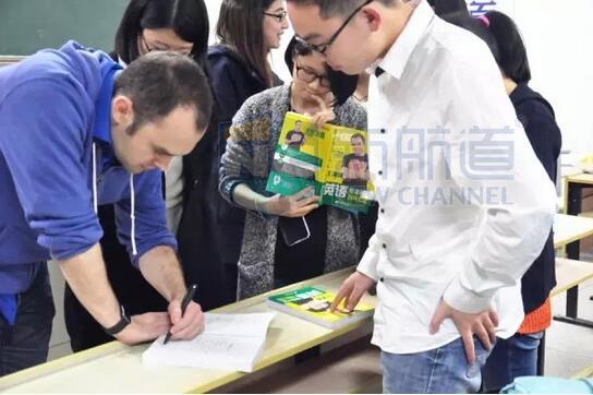 王渊源老师与学生互动