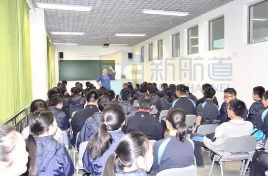 王渊源老师与学生在课堂上