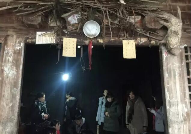 志愿者来到孤儿相依为命的家