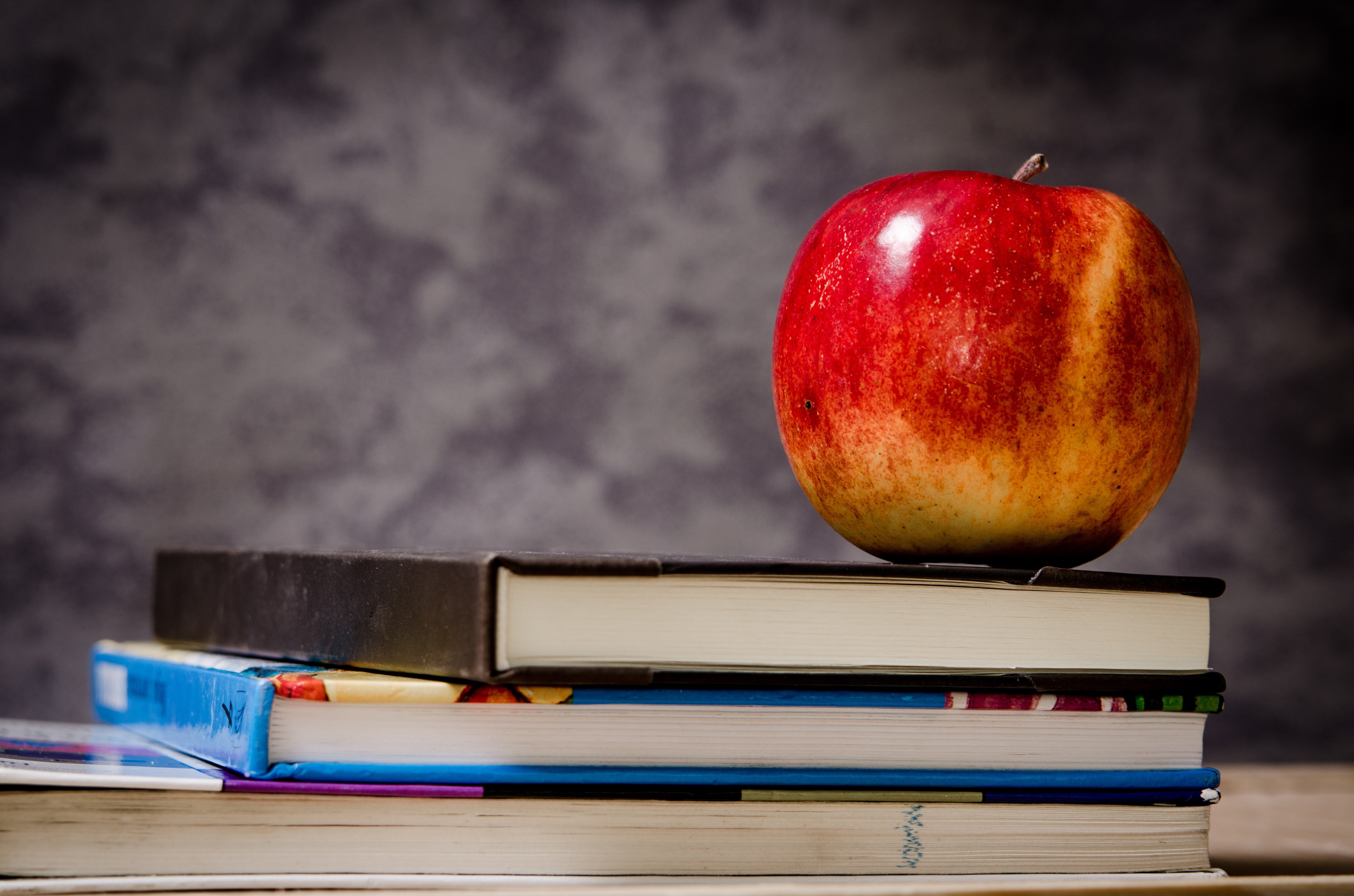 apple-blur-book-stack-256520.jpg apple-blur-book-stack-256520.jpg