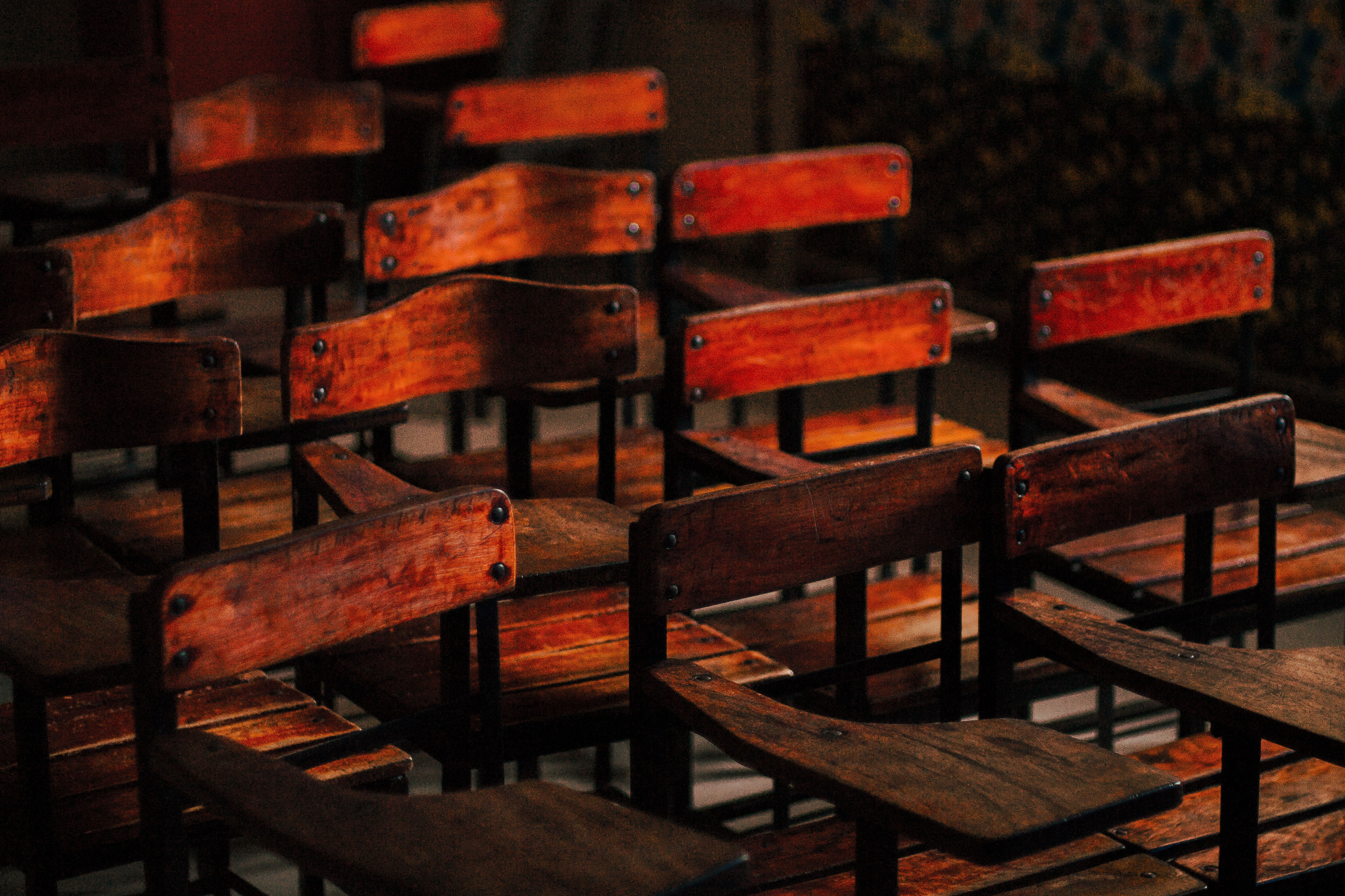 brown-wooden-chairs-3205035_看图王.jpg brown-wooden-chairs-3205035_看图王.jpg