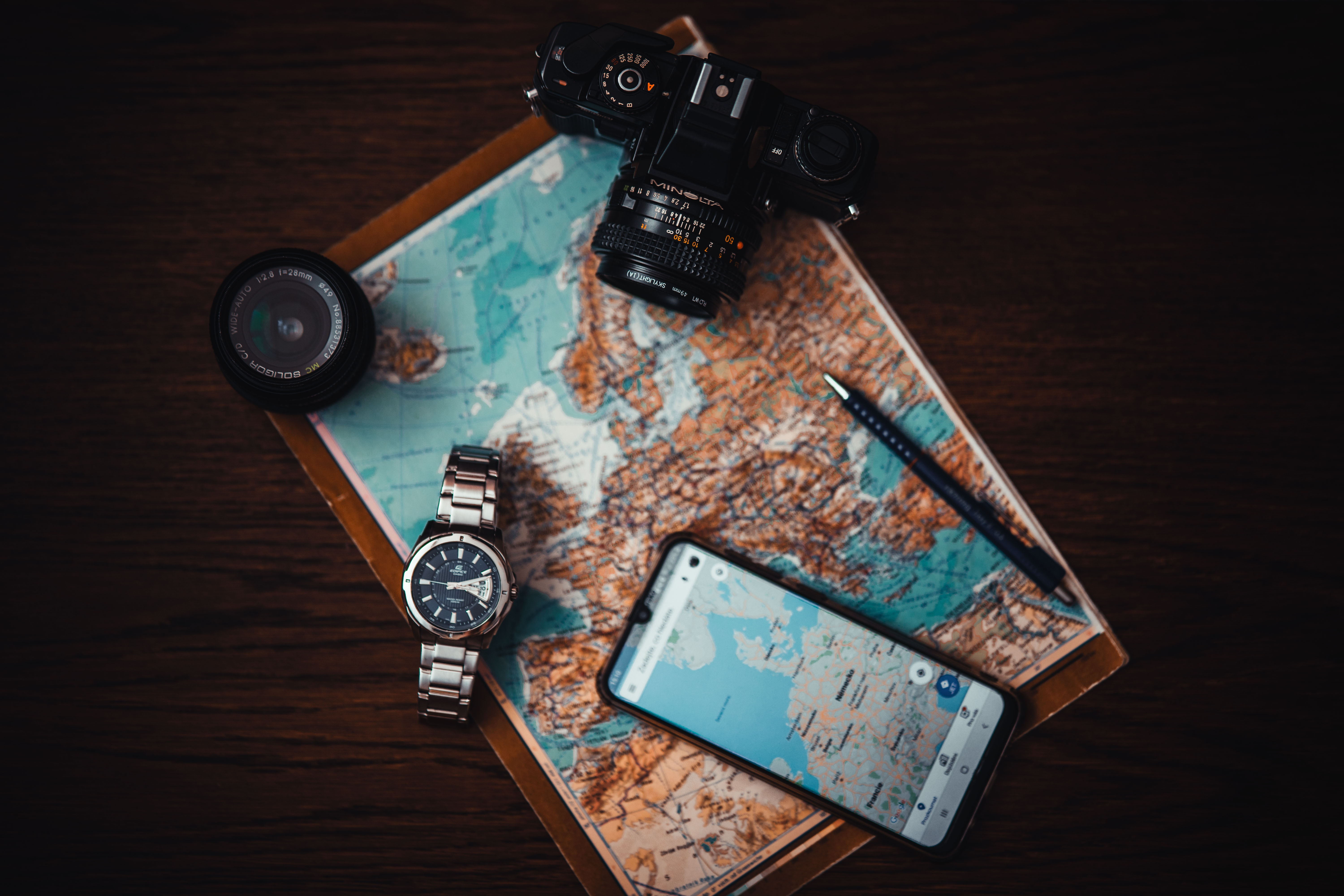 smartphone-beside-watch-and-camera-3243090_看图王.jpg smartphone-beside-watch-and-camera-3243090_看图王.jpg