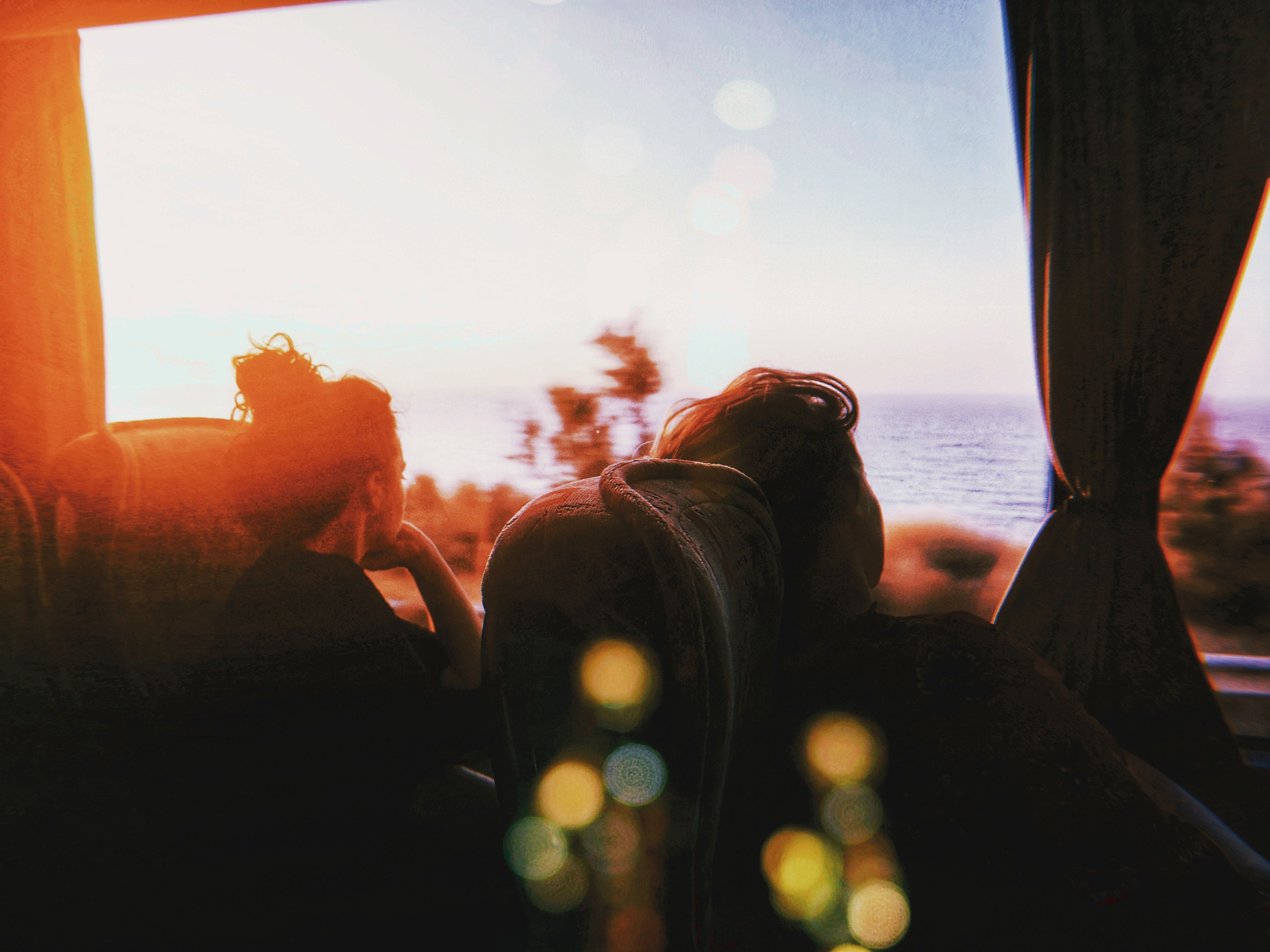 people-riding-bus-3286536 (1)_看图王.jpg