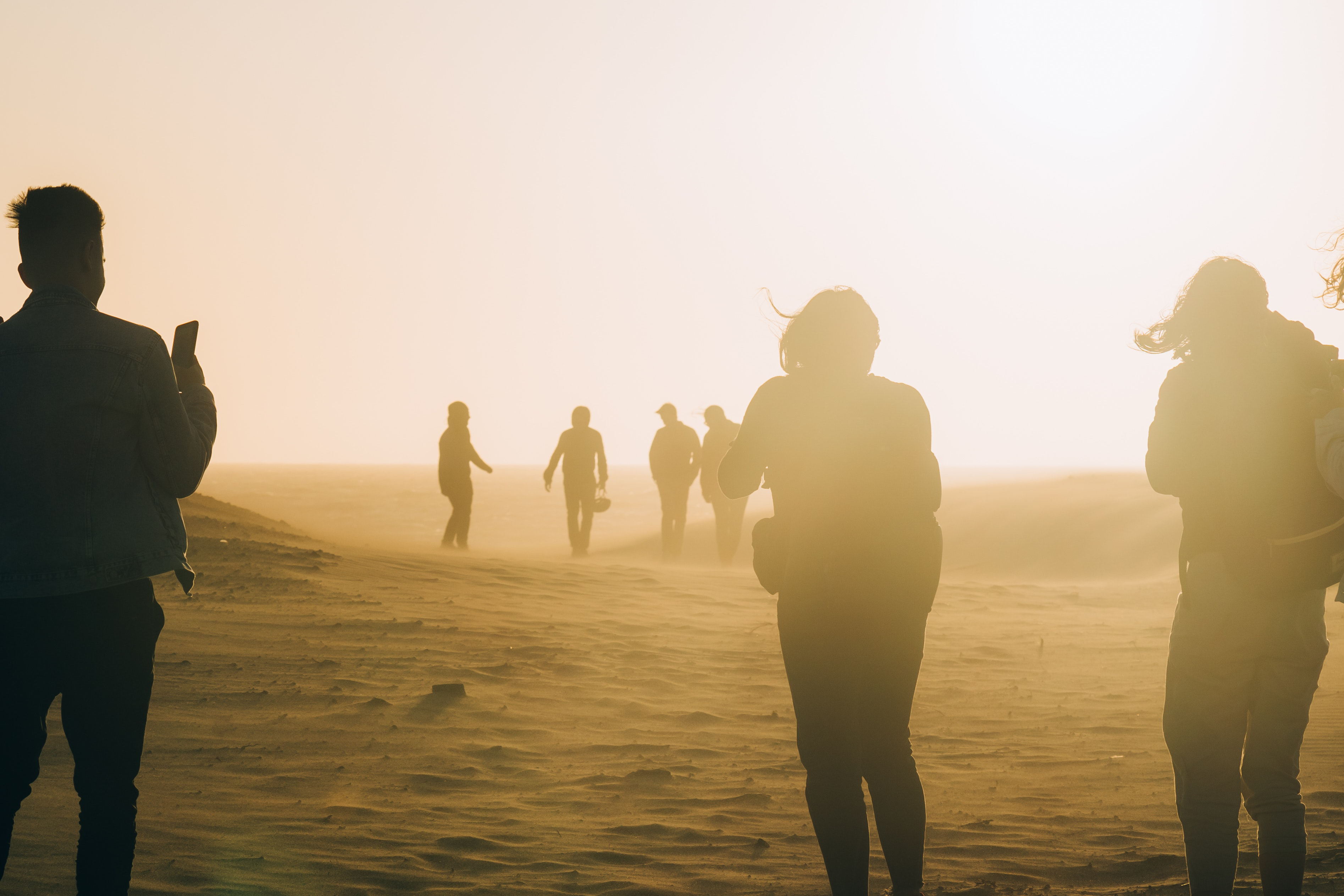 people-walking-on-desert-on-a-windy-day-with-dust-clouding-3046299_看图王.jpg