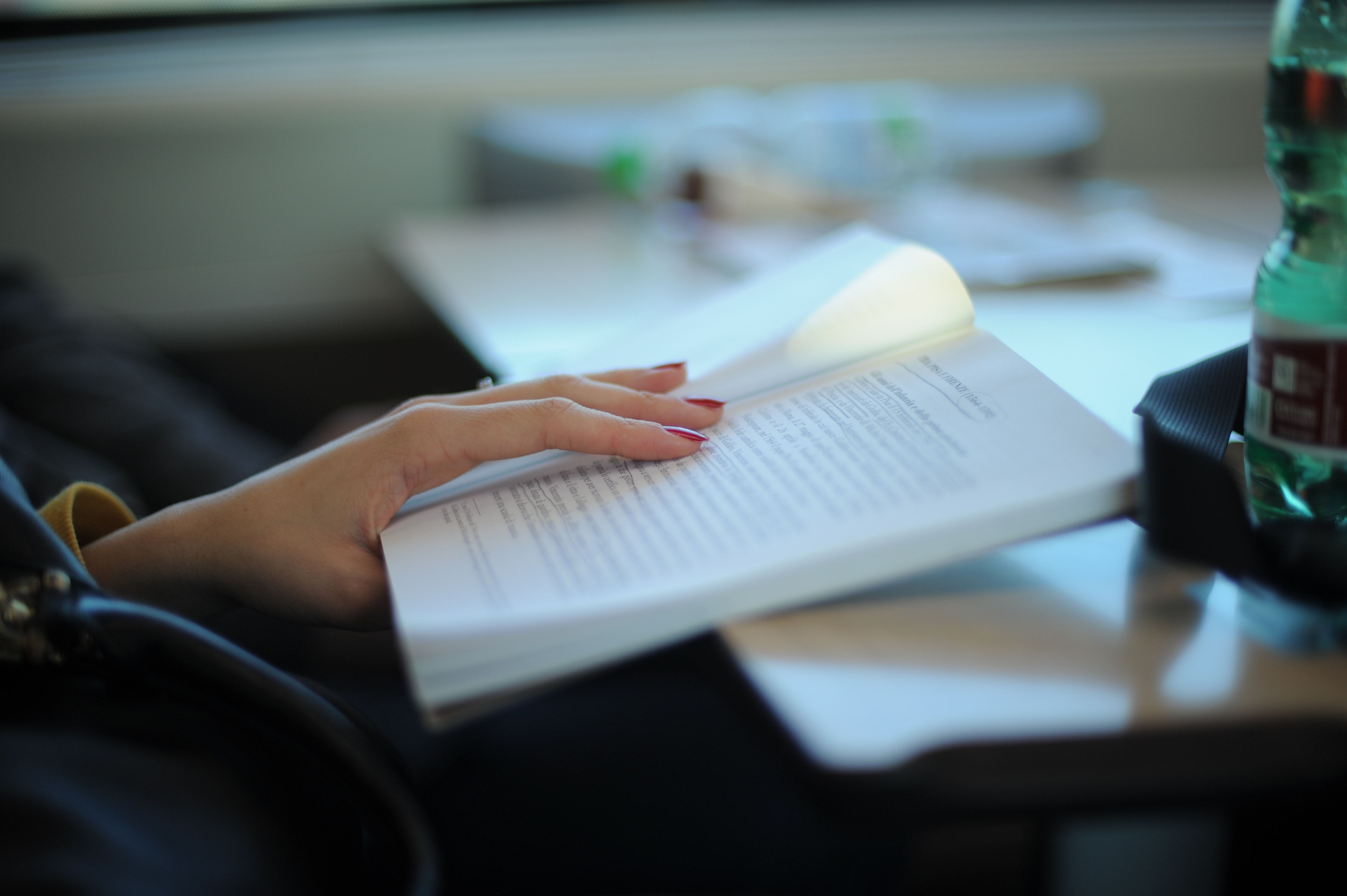 woman-reading-her-notes-258353 (1)_看图王.jpg woman-reading-her-notes-258353 (1)_看图王.jpg