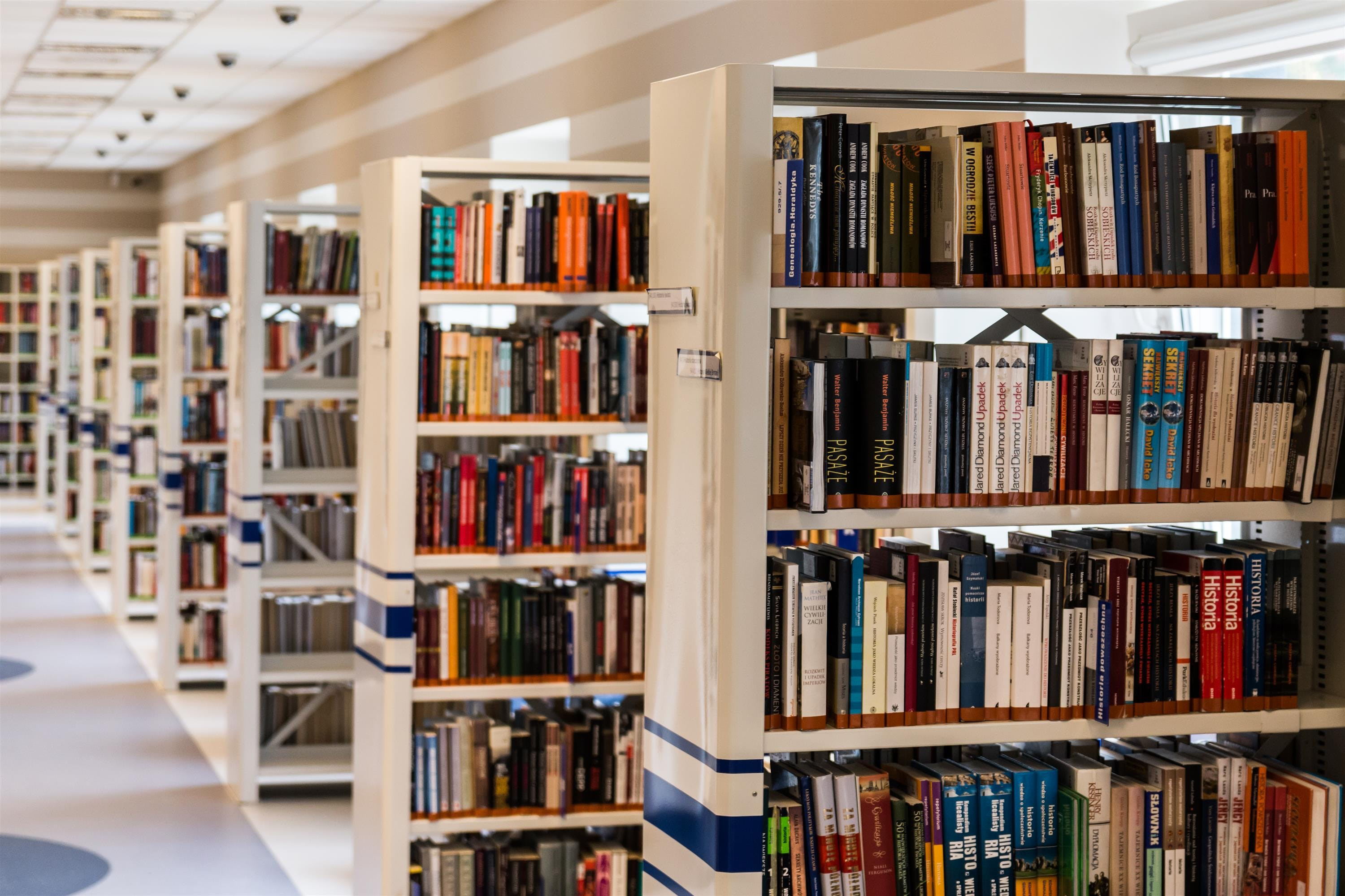 row-of-books-in-shelf-256541_看图王.jpg row-of-books-in-shelf-256541_看图王.jpg