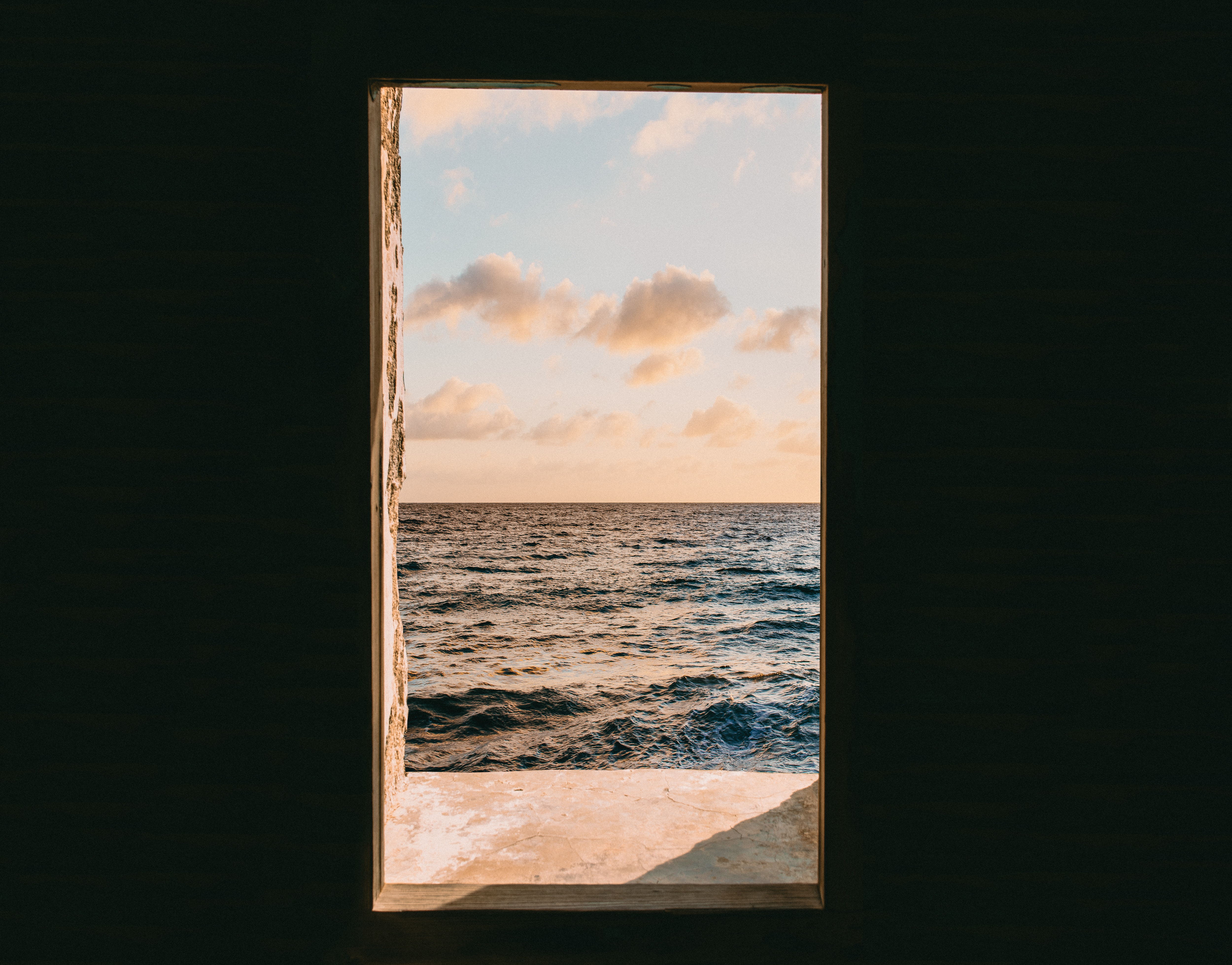 window-view-of-sea-during-golden-hour-2733955_看图王.jpg