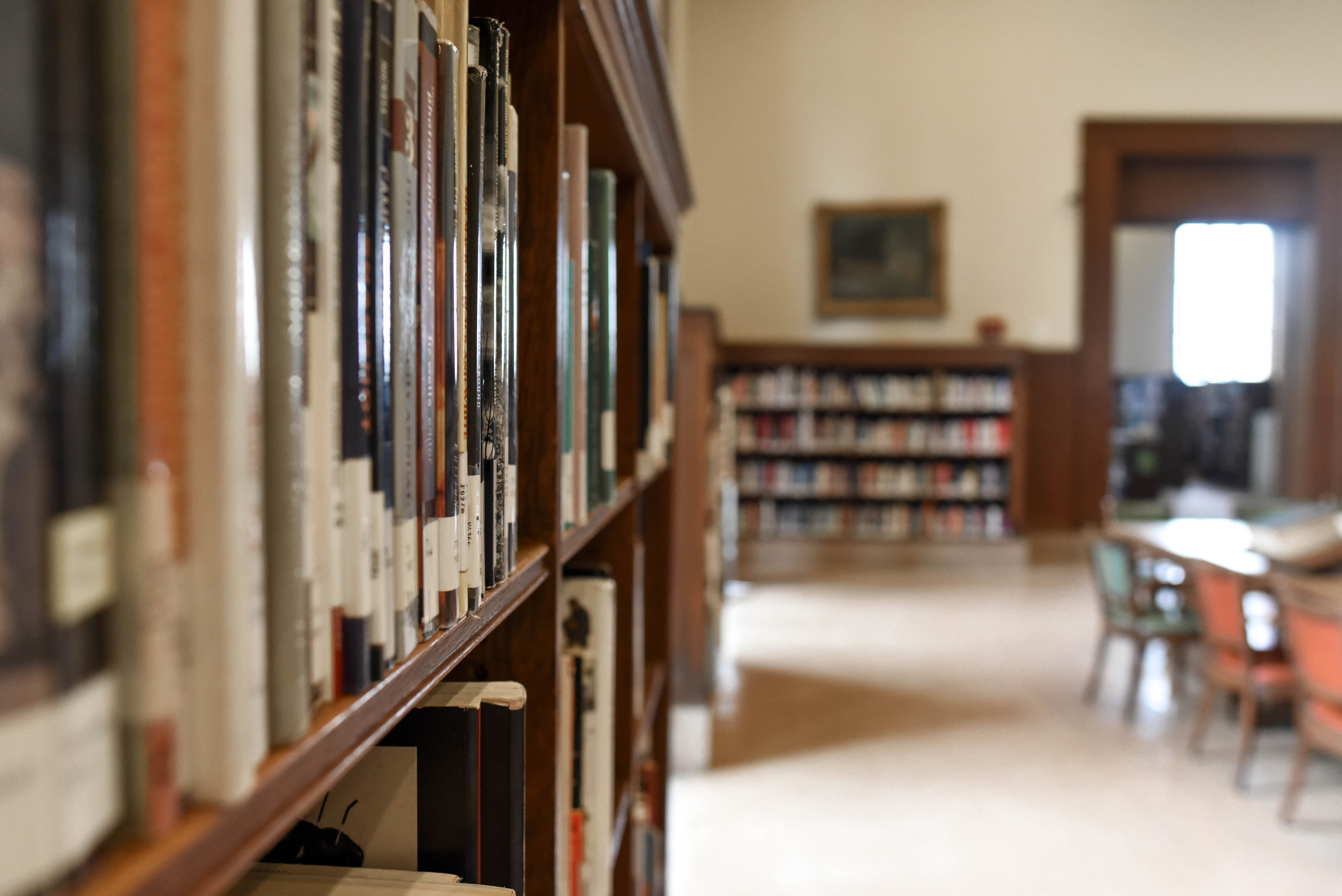 selective-focus-photography-of-bookshelf-with-books-1370296_看图王.jpg selective-focus-photography-of-bookshelf-with-books-1370296_看图王.jpg