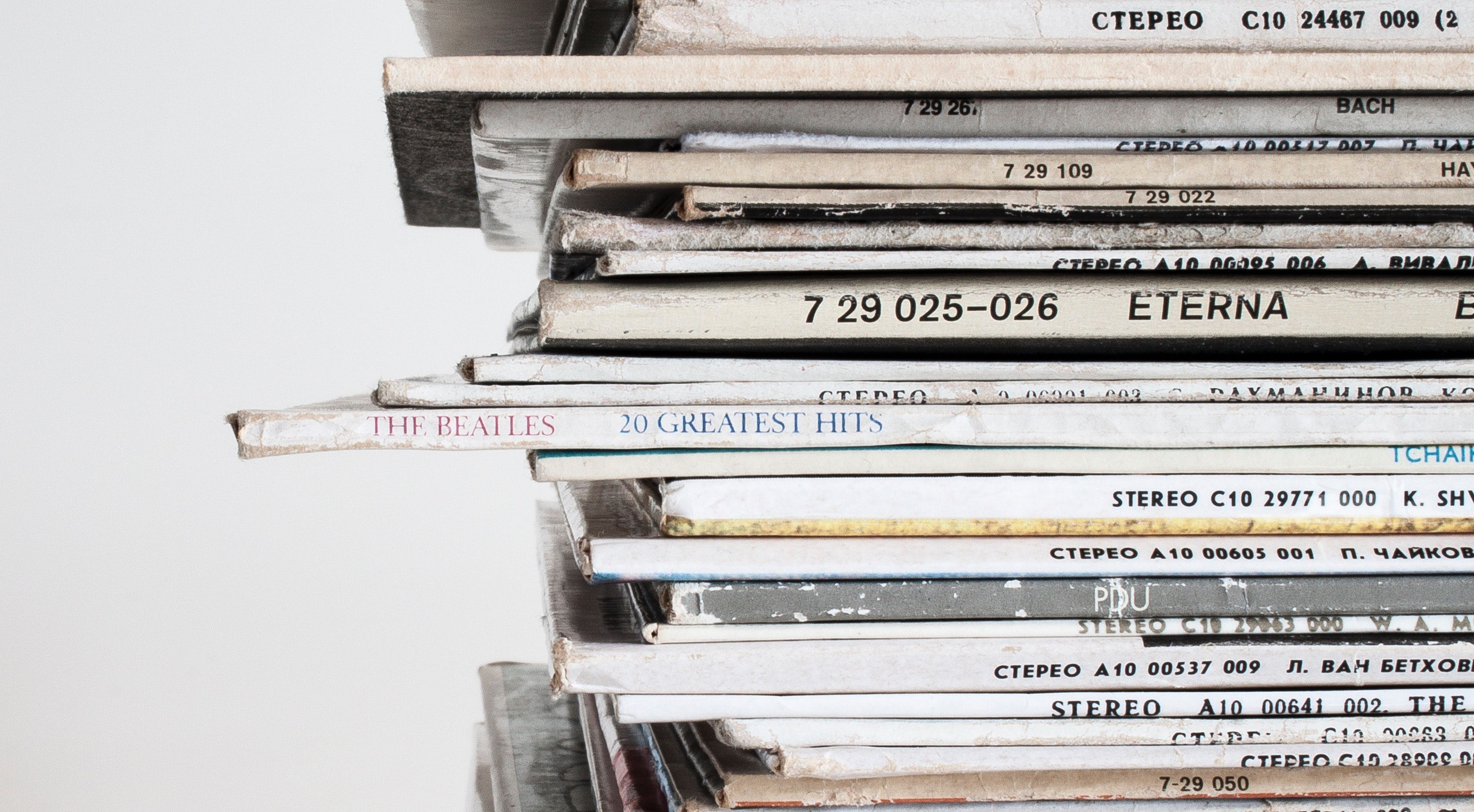 piled-vinyl-records-with-white-background-48592 (2)_看图王.jpg