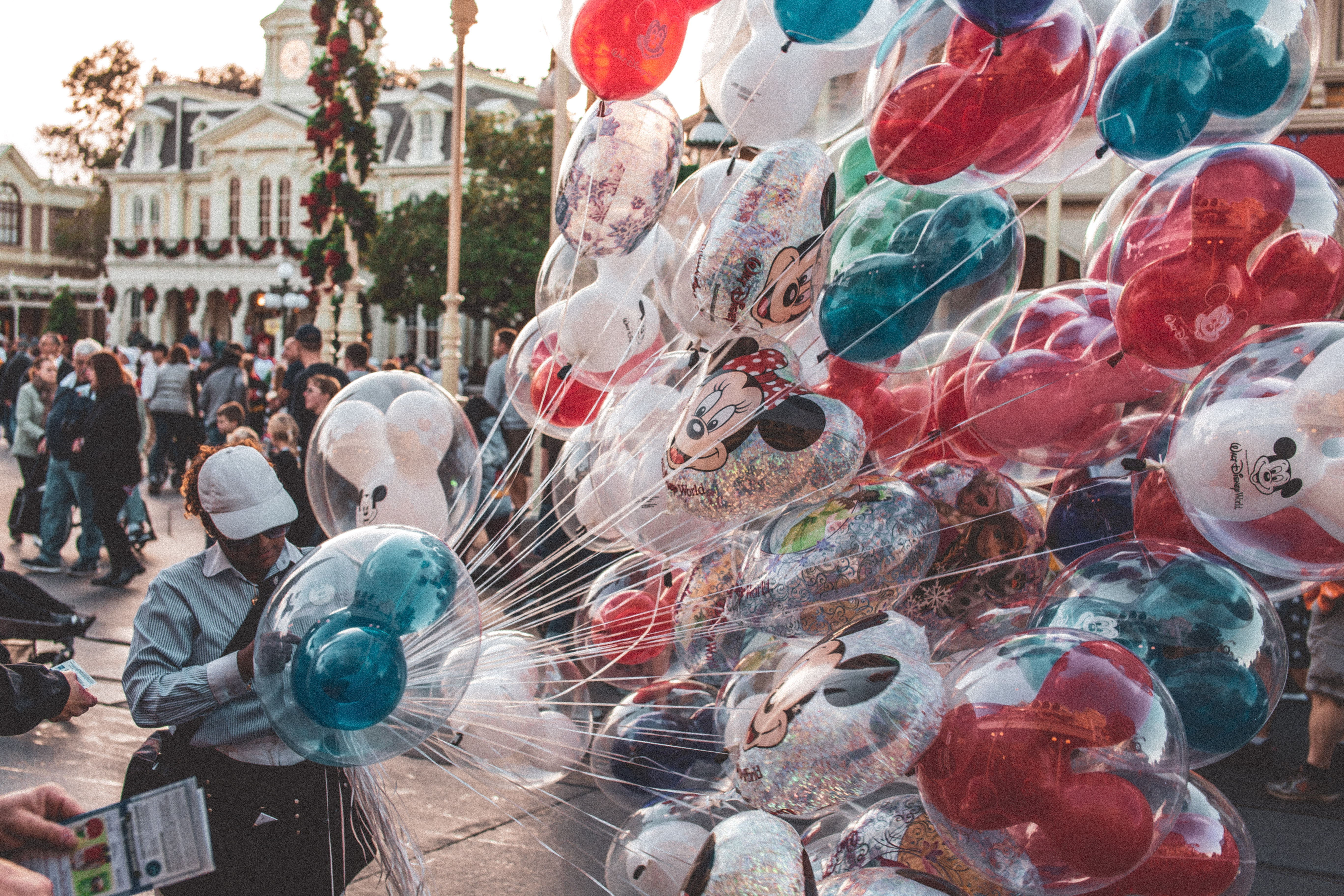 photo-of-person-holding-balloons-3526067_看图王.jpg photo-of-person-holding-balloons-3526067_看图王.jpg