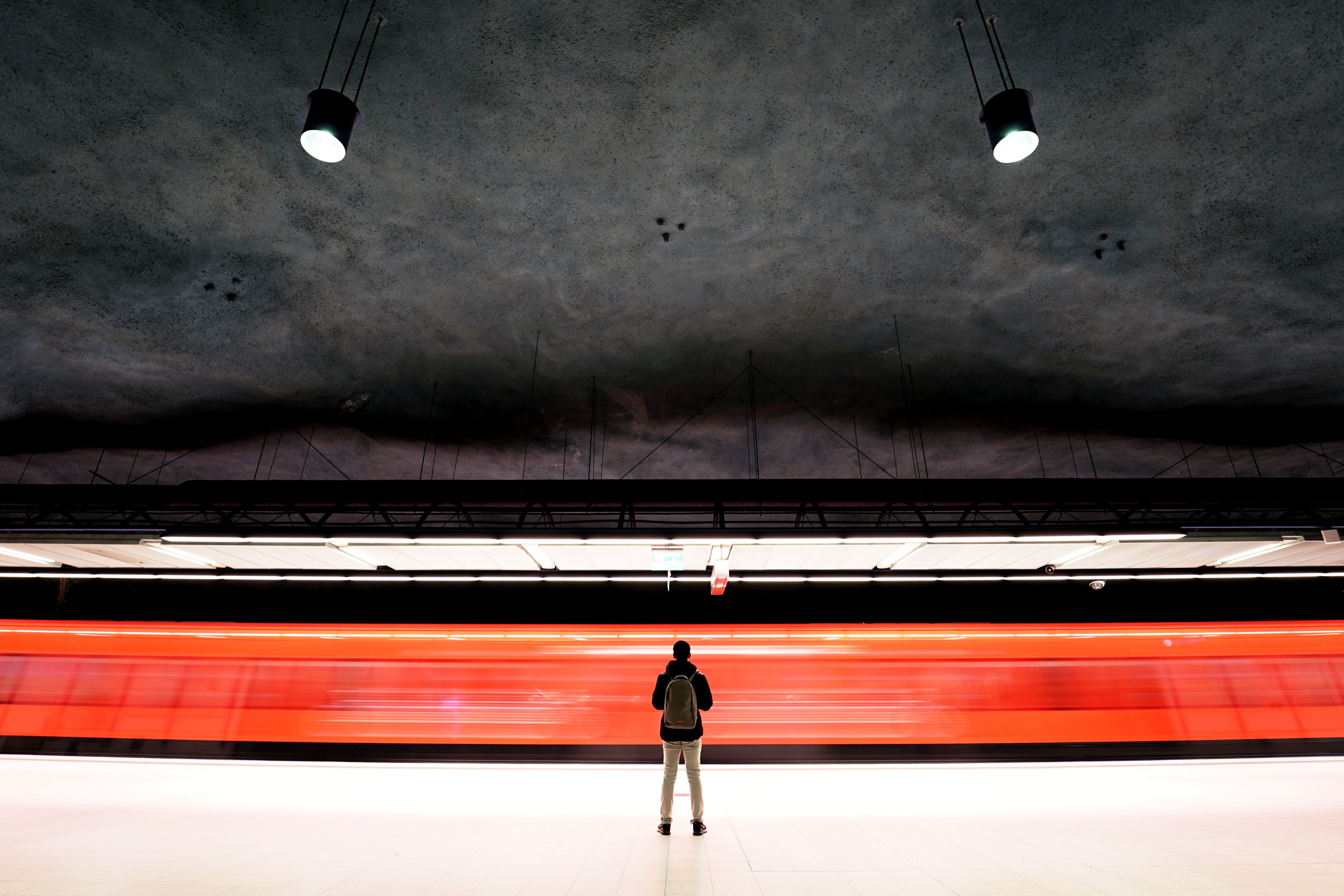 man-inside-the-train-station-3287413 (1)_看图王.jpg
