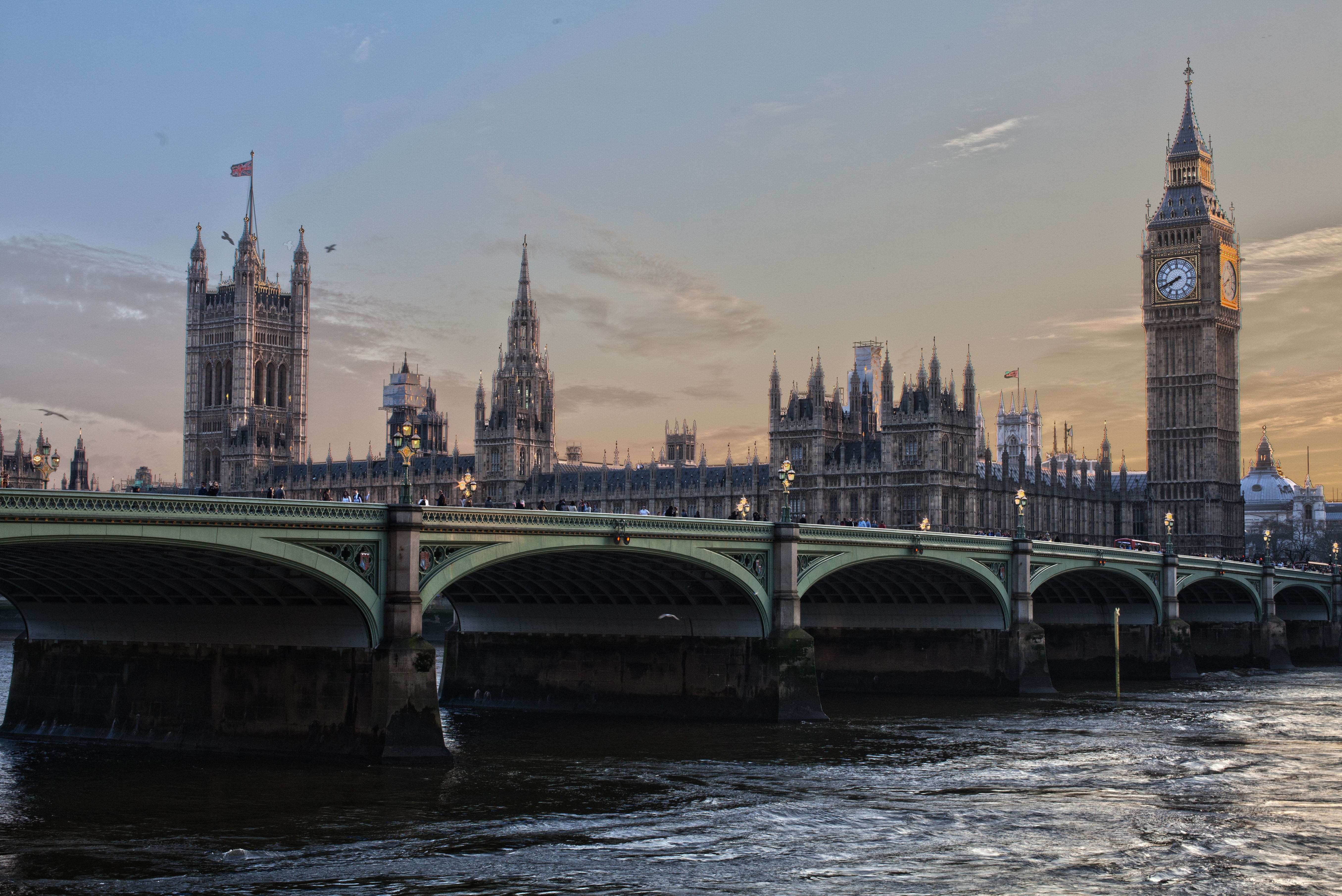 bridge-over-river-in-city-258117_看图王.jpg bridge-over-river-in-city-258117_看图王.jpg