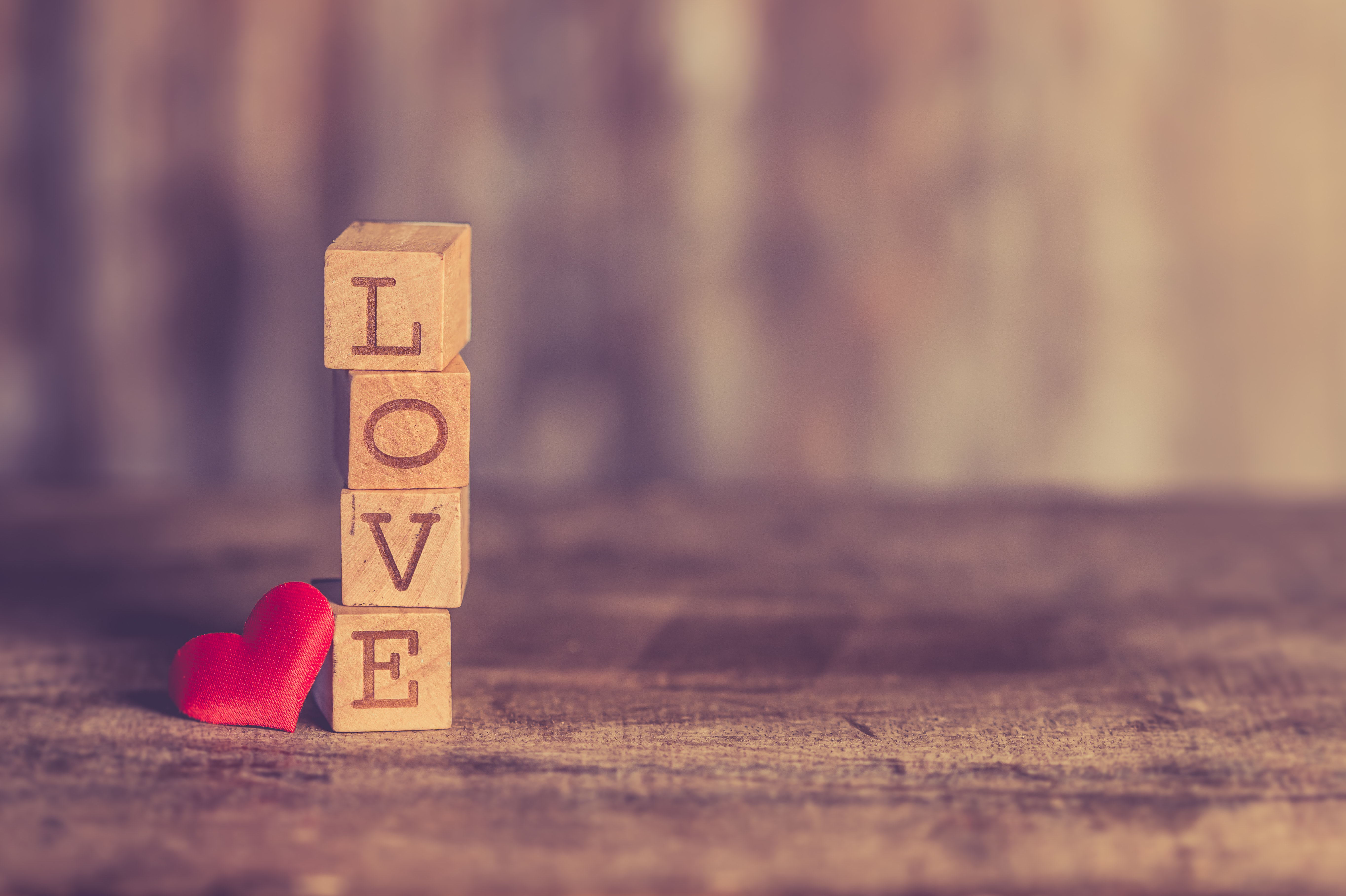 stack-of-love-wooden-blocks-810036_看图王.jpg
