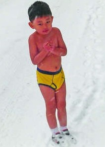 “鹰爸”训4岁儿子雪地裸跑